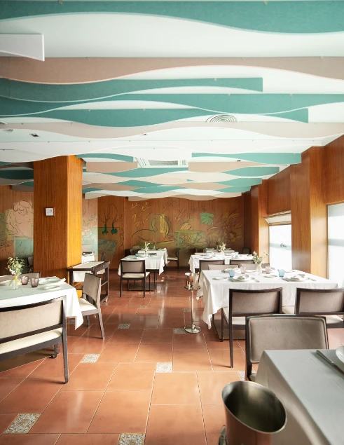 Interior del comedor del restaurante La Sirena de Petrer