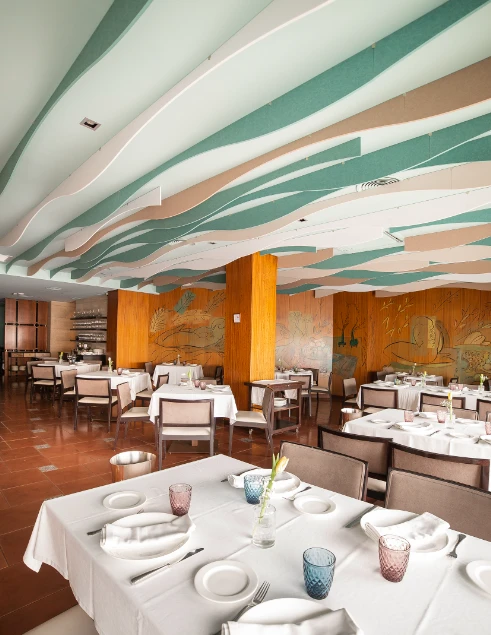 Interior del comedor del restaurante La Sirena de Petrer